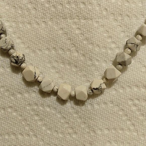 NWOT Howlite Gem Stone beaded choker necklace black white - Picture 2 of 4